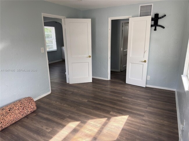 Building Photo - 921 N 17th Ct