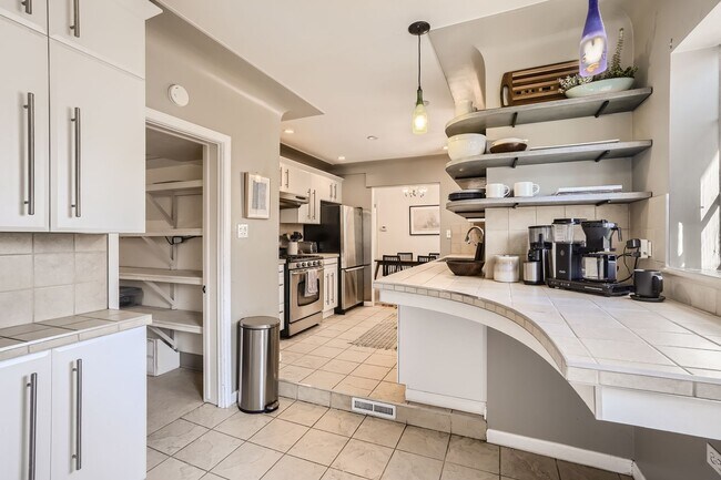 Building Photo - Fantastic 2 bedroom Remolded Ranch in Mayf...