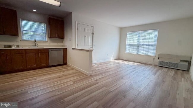 Building Photo - 70 Sequoia Dr