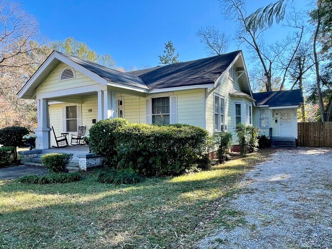 Building Photo - Carefree living with this 1-bedroom beauty...