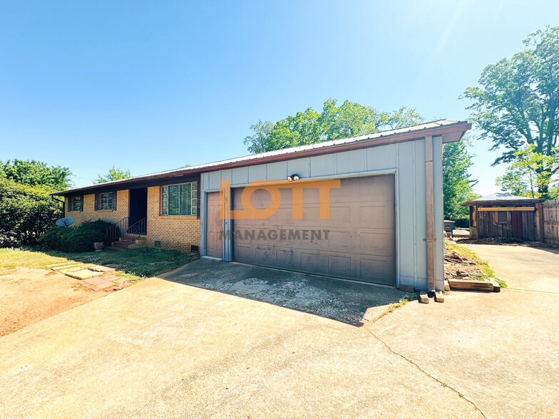 Building Photo - 214 Hunts Bridge Rd