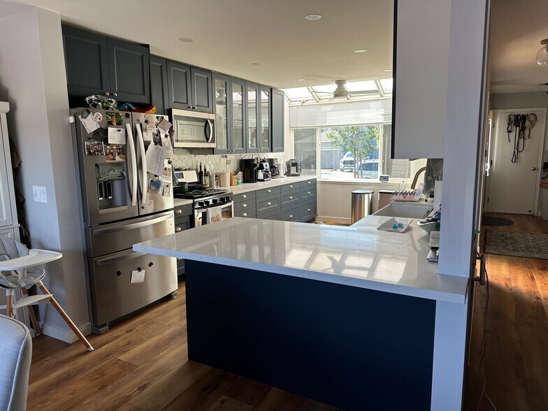 Kitchen with bar seating - 18 Portsmouth Cv