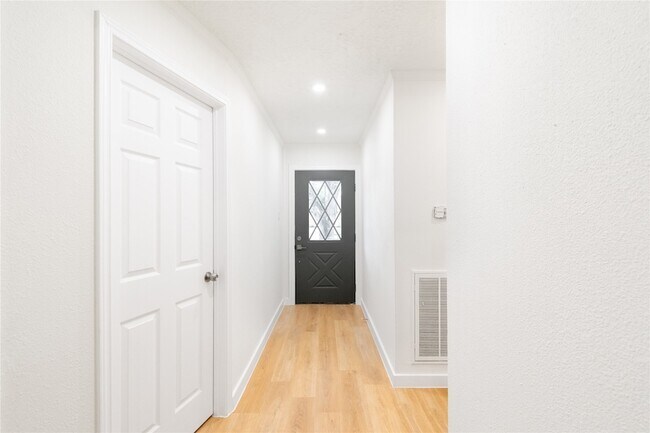Building Photo - 15707 Amapola Dr
