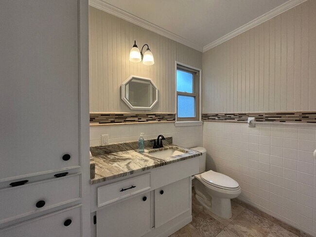 Building Photo - Spacious Two Story Home in Country Club Es...