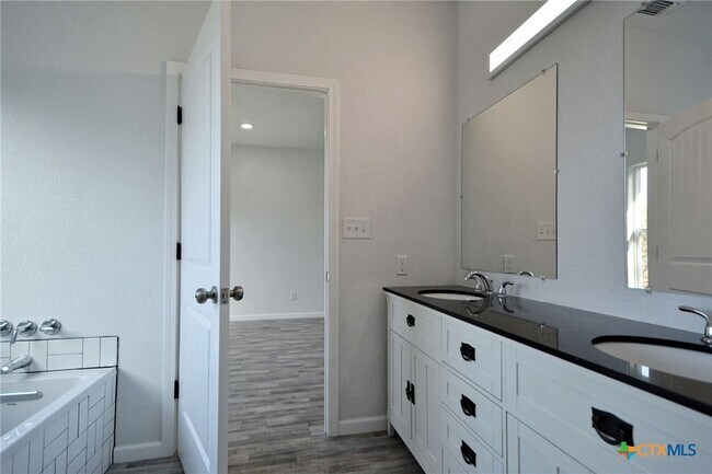 Building Photo - 1234 Clearcreek Dr