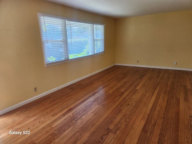 Building Photo - Beautiful 2 bedroom/1 bathroom home with a...