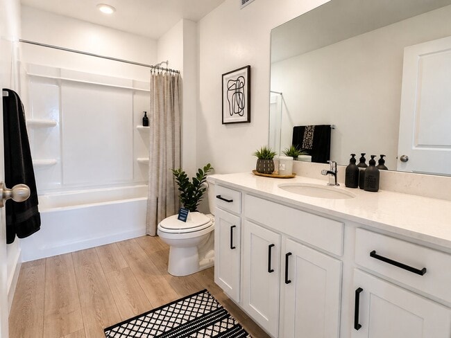 Building Photo - 347 E Levengrove Dr