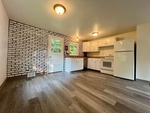 Building Photo - Incredible 3 Bedroom House in Quaint Plum Neighborhood! CALL TODAY!