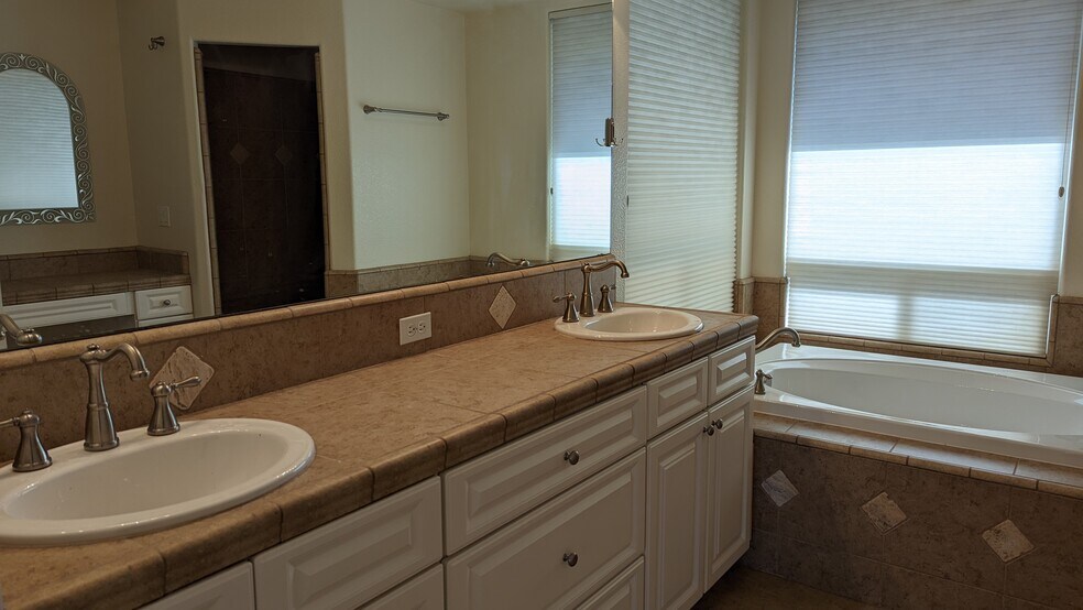 Building Photo - 1043 Diamante Robles Ct