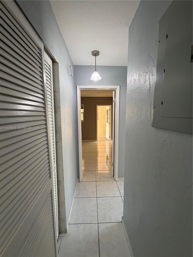 Building Photo - 1301 N 12th Ct