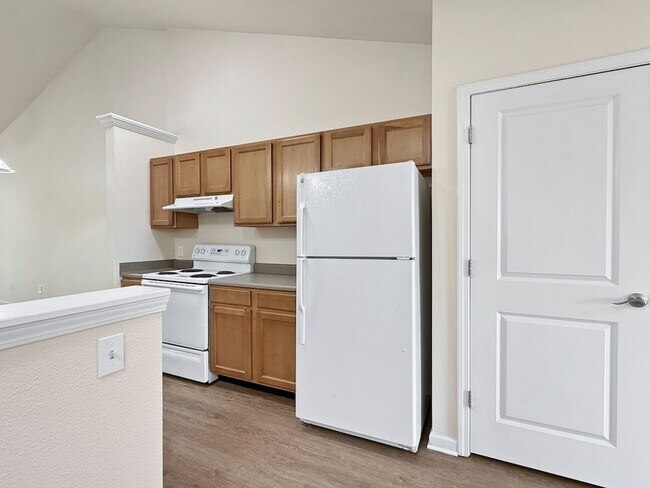 Building Photo - Grand Lakeside Escape: Spacious 3-Bedroom Retreat in Lakeshore Community