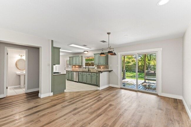 Building Photo - 1807 Iris Ln