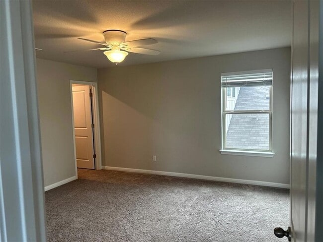 Building Photo - 317 Serpens St