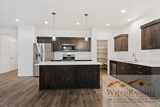 Building Photo - Live in Style – 3 Bed, 2.5 Bath Townhome i...