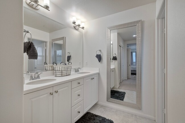 Building Photo - 2211 Solara Ln