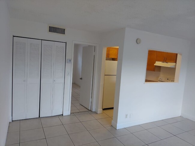 Building Photo - One bedroom for Rent in Pompano Beach