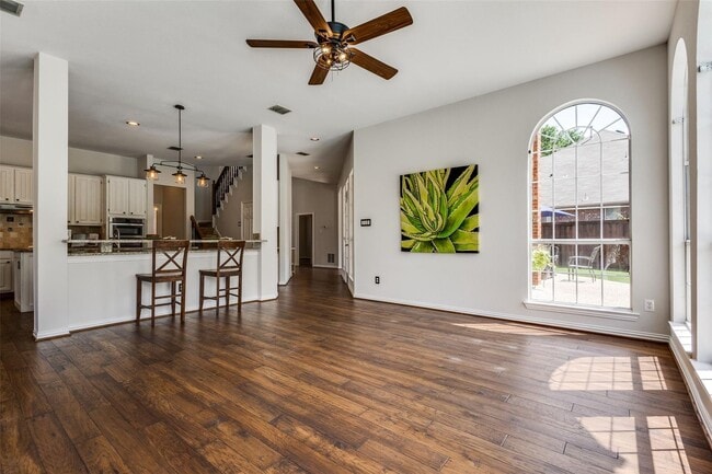 Building Photo - Located in a highly desirable neighborhood.
