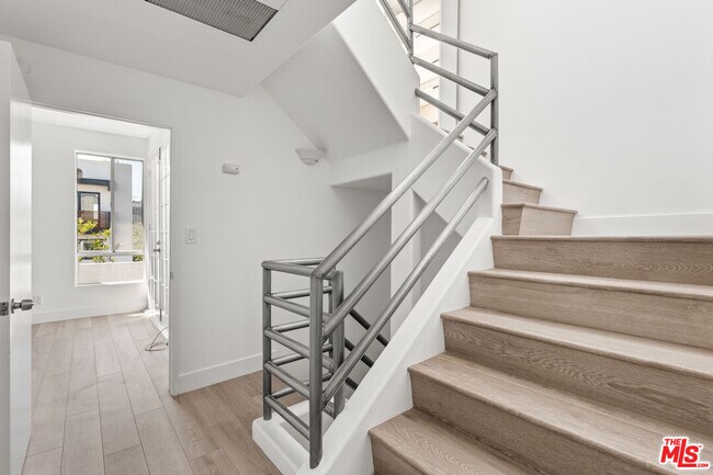 Building Photo - 1131 N Formosa Ave