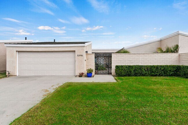 Primary Photo - Charming 2 Bedroom Coastal Retreat with Pa...