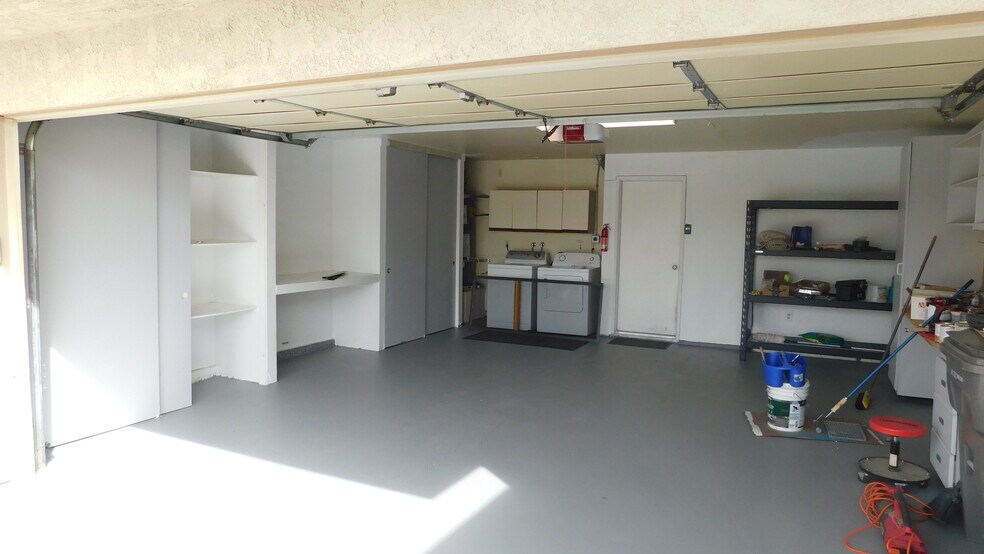 spacious garage - 74193 Santa Rosa Cir
