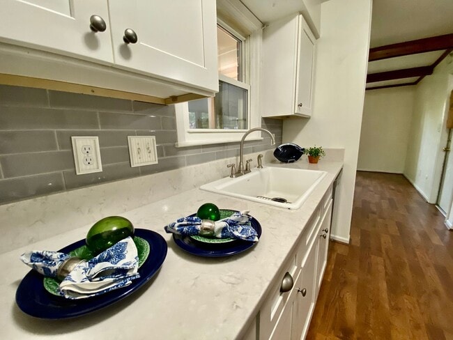 Building Photo - Charming Ranch-Style Home With Garage Avai...