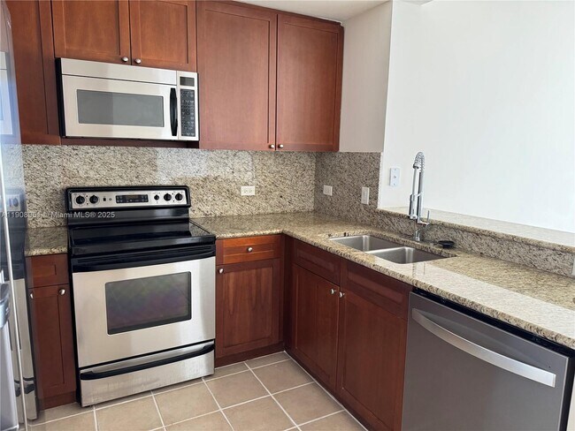 Building Photo - 19501 W Country Club Dr