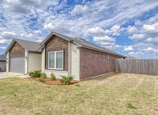 Building Photo - 275 Jennifer Dr