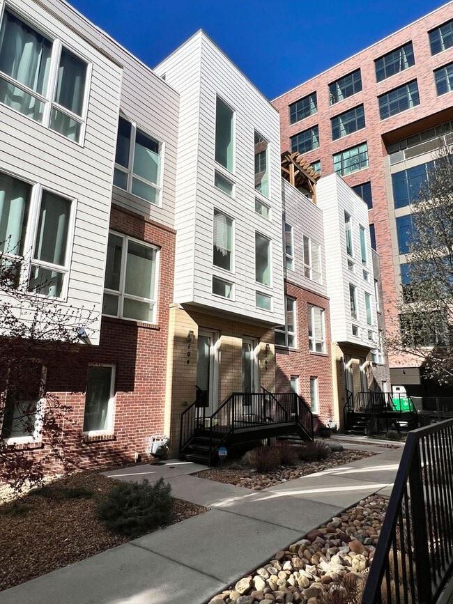 Building Photo - Luxury Slot-Style Town Home in the Heart of RiNo