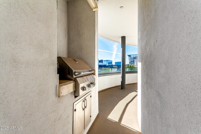 Building Photo - 945 E Playa Del Norte Dr