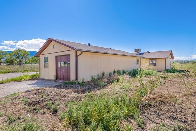 Building Photo - Home with Mountain Views!