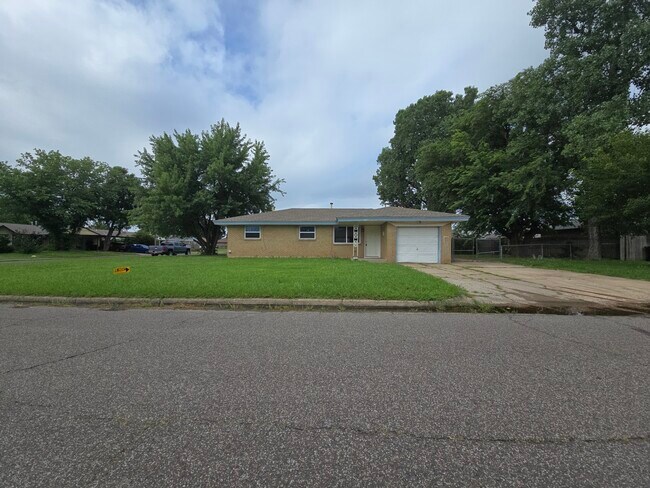 Corner lot - 1500 Regency Blvd