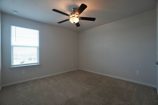 Building Photo - 115 Bethpage Dr