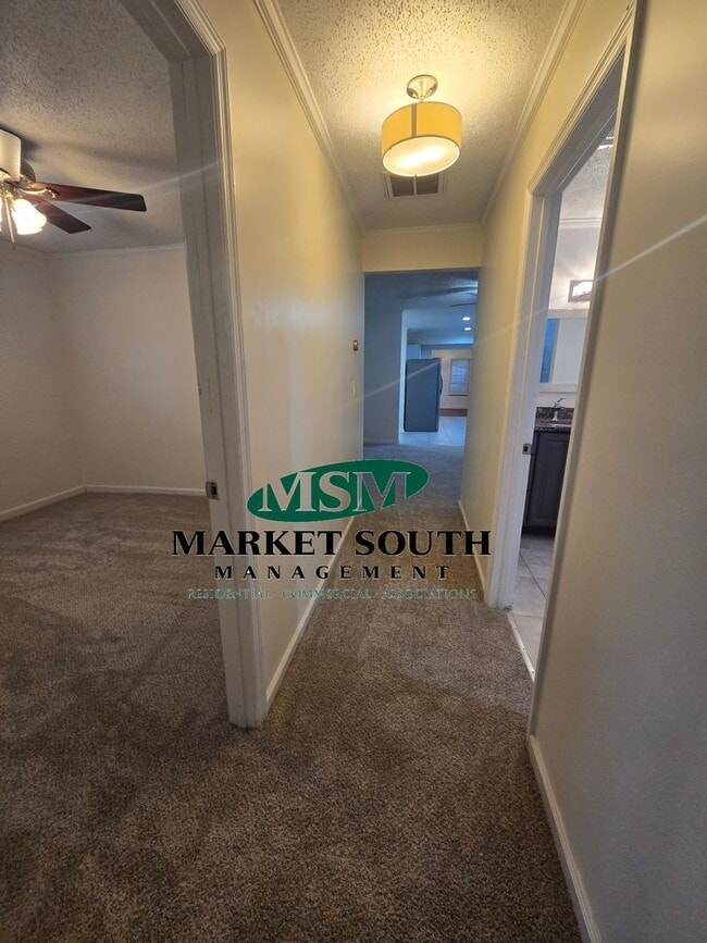 Building Photo - CUTE AND COZY THREE BEDROOM