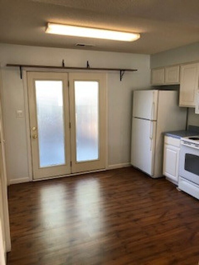 Building Photo - 3354 S Oaklawn Cir
