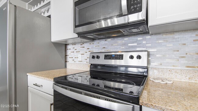 Building Photo - 9902 S Thomas Dr