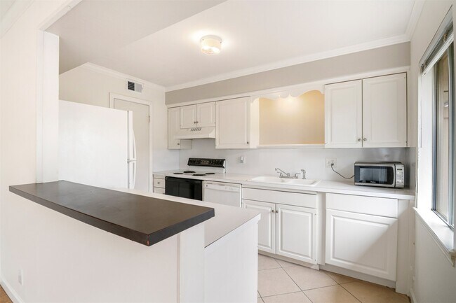 Building Photo - 6332 Chevy Chase Dr