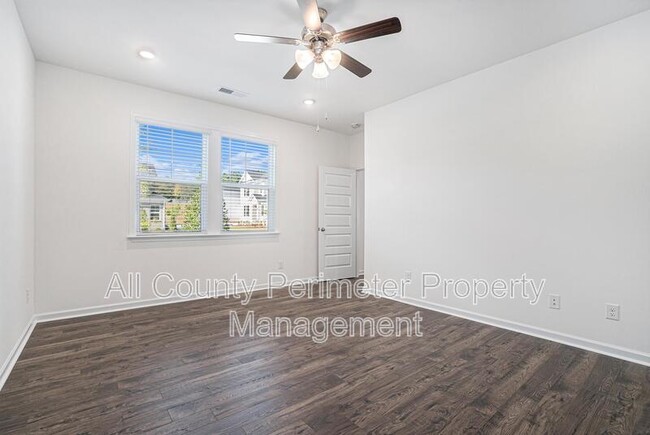 Building Photo - 607 Silver Moon Dr