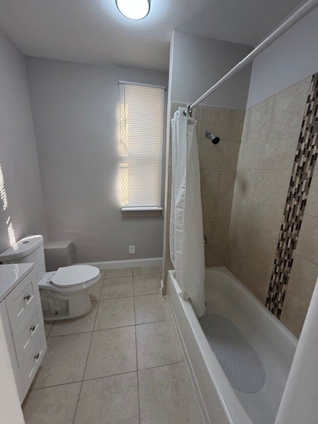 Building Photo - Beautifully Renovated!  Large, Spacious Rooms! W/D Hook-Up! Available Now!