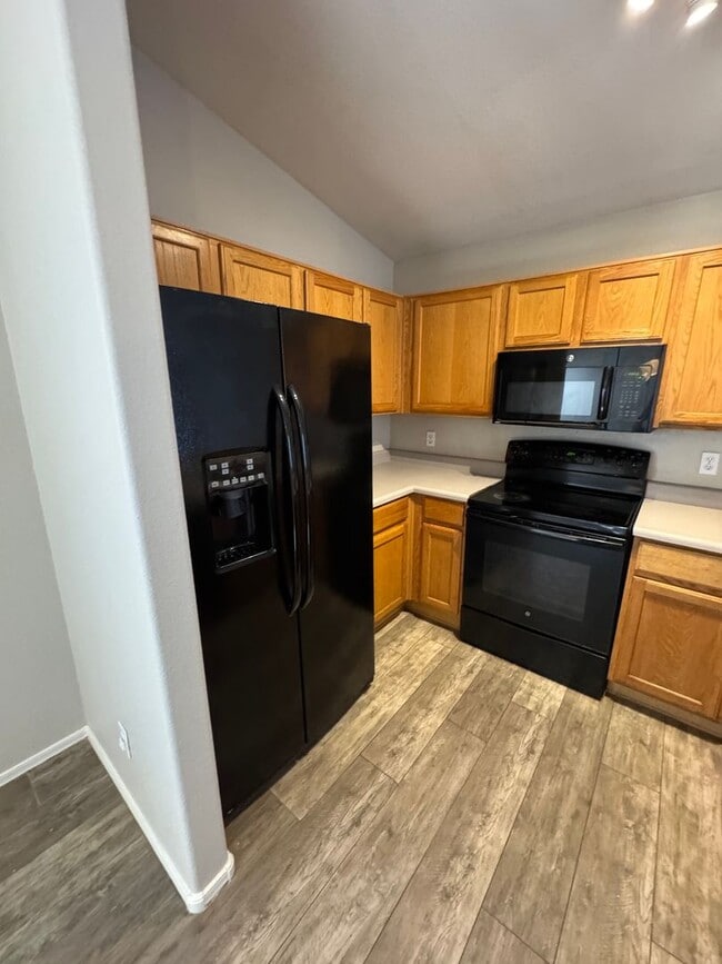 Building Photo - Beautiful 2 Bedroom 2 bath single level fo...