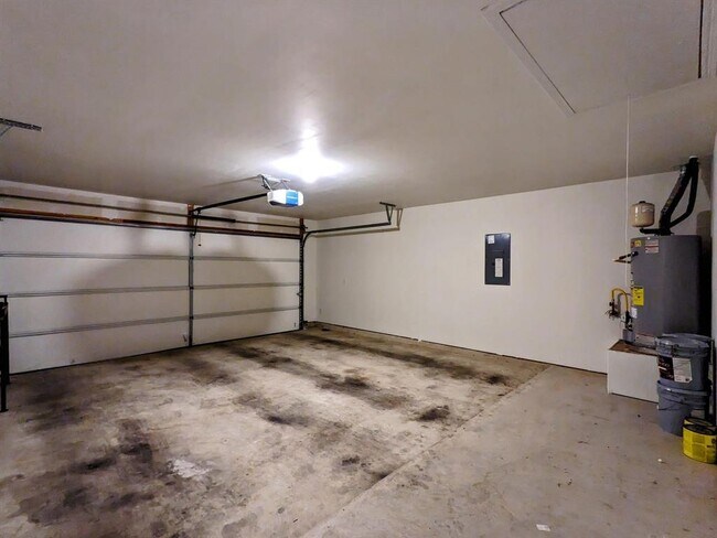 Building Photo - 121 Dylan Dr