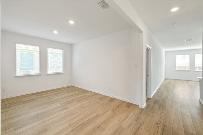 Building Photo - 4905 Woodloch Dr