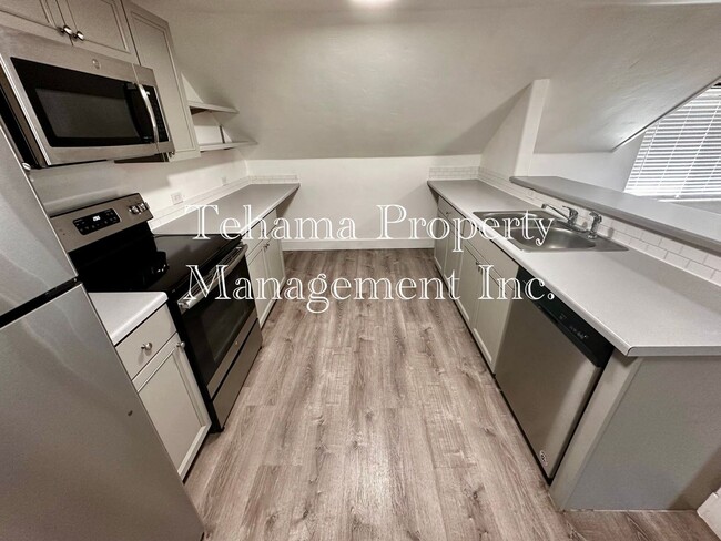 Building Photo - Upstairs ADU Alley house in downtown Red Bluff