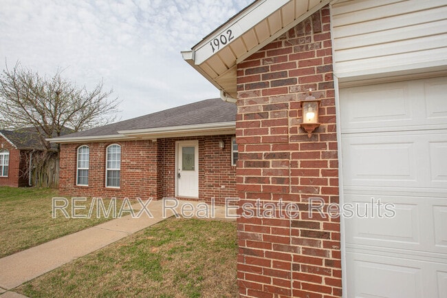 Building Photo - 1902 SW Fremont Rd