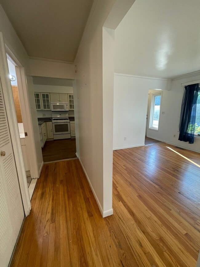 Building Photo - Three Bedroom Home in Sugarbrook Area!