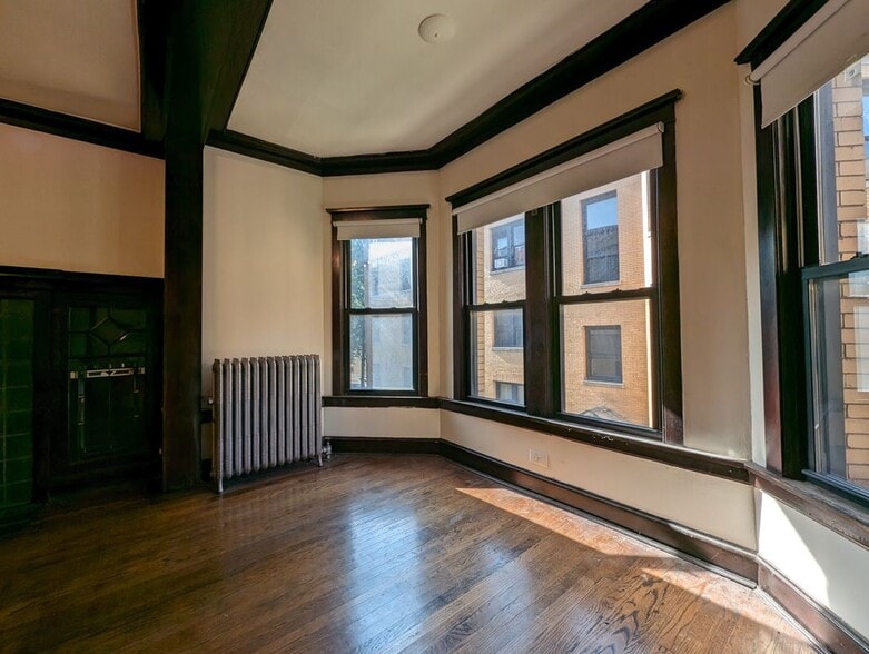 Building Photo - 2418 N Sawyer Ave