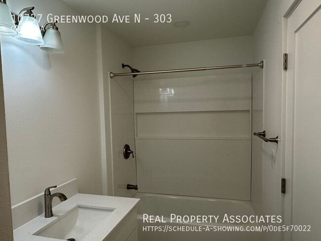 Building Photo - 10737 Greenwood Ave N