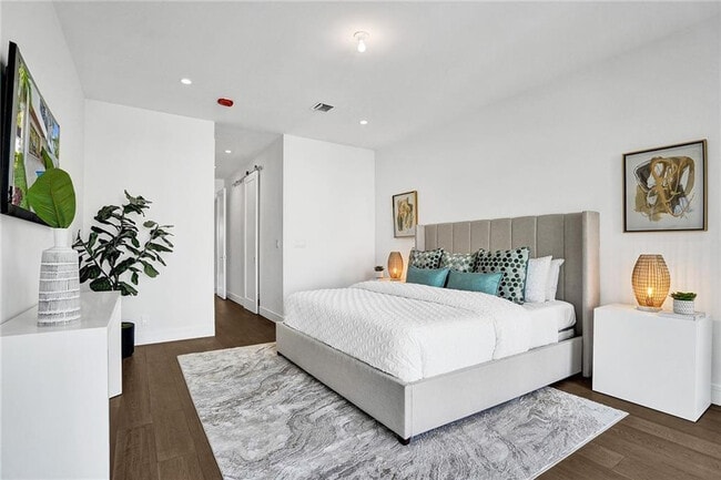 Building Photo - 1211 SE 1st St