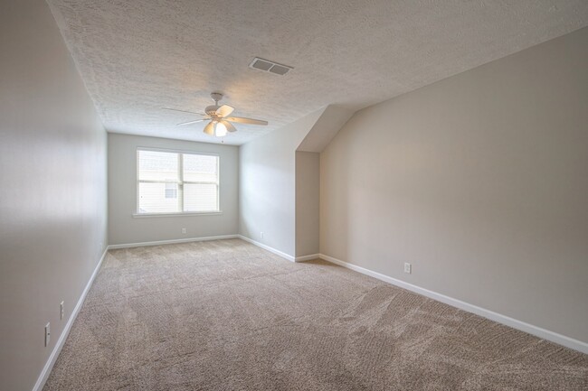 Building Photo - 911 Dahlia Dr