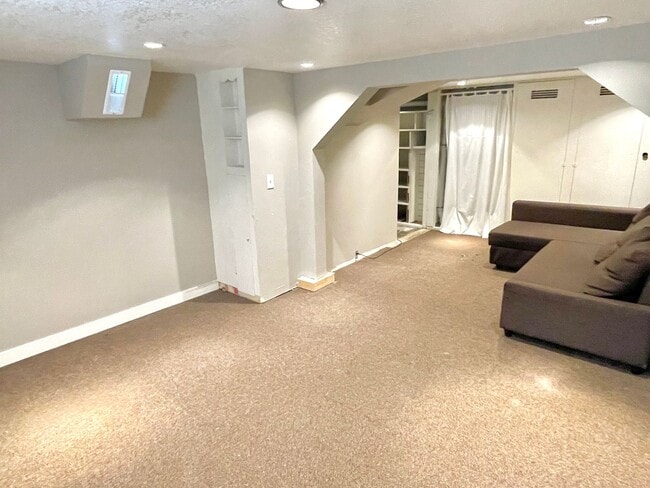 Building Photo - Woodstock area, 1 bedroom, 1 bath with finished basement