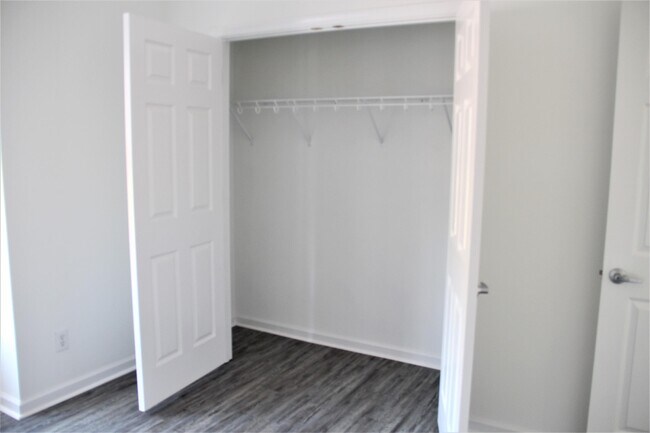 Building Photo - 205 Queenswood Blvd